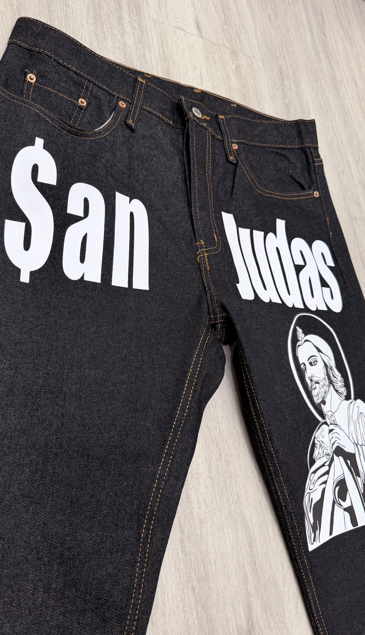 SAN JUDAS Graphic & Lettering - Classic Straight Leg Style Jeans - BLACK